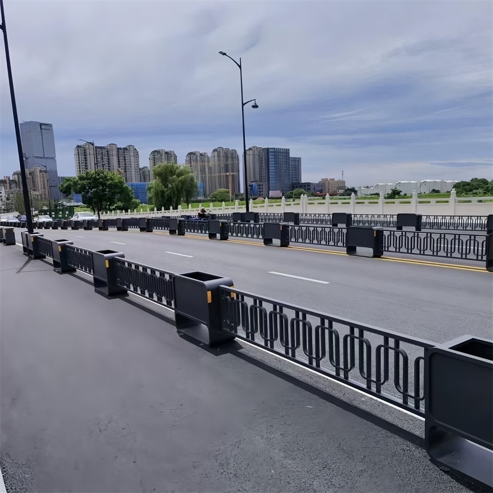 道路护栏10